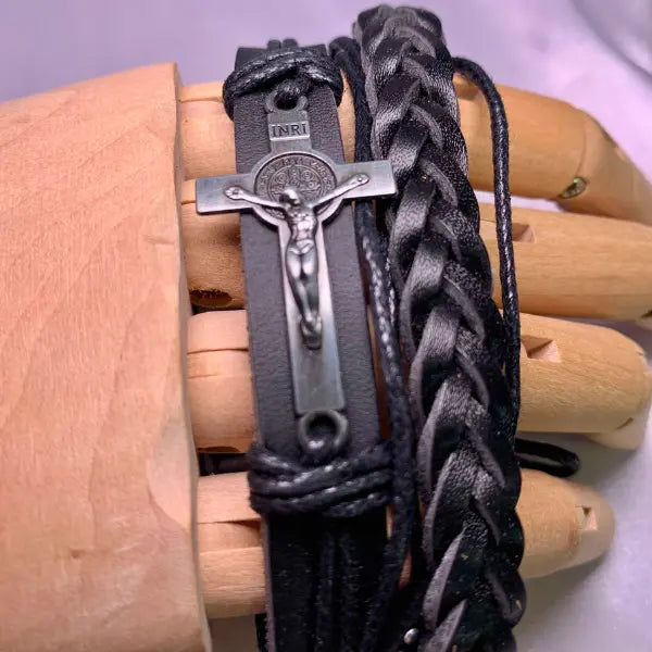 Pulseiras em Couro Sintético – Crucifixo com Medalha de São Bento